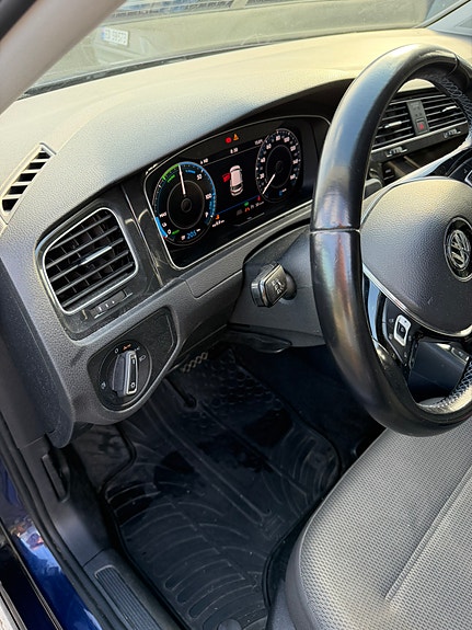 Volkswagen e-Golf VII 24 of 30