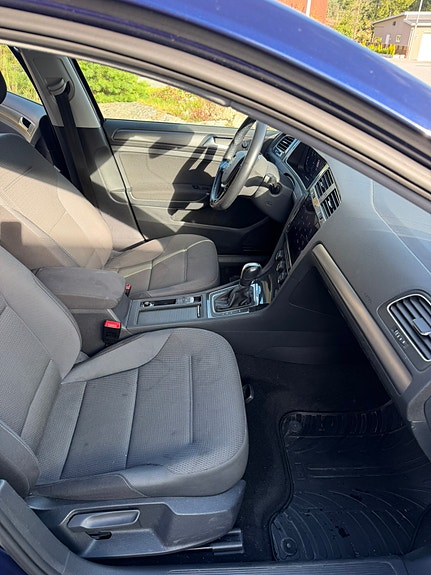 Volkswagen e-Golf VII 26 of 30