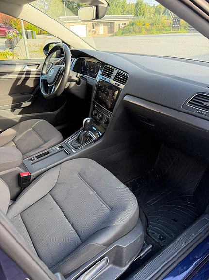 Volkswagen e-Golf VII 23 of 30