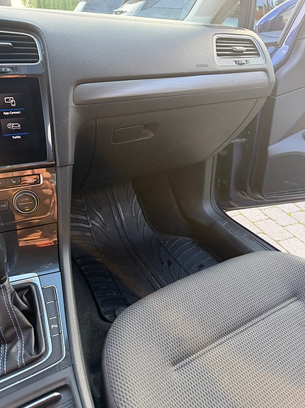 Volkswagen e-Golf VII 27 of 30