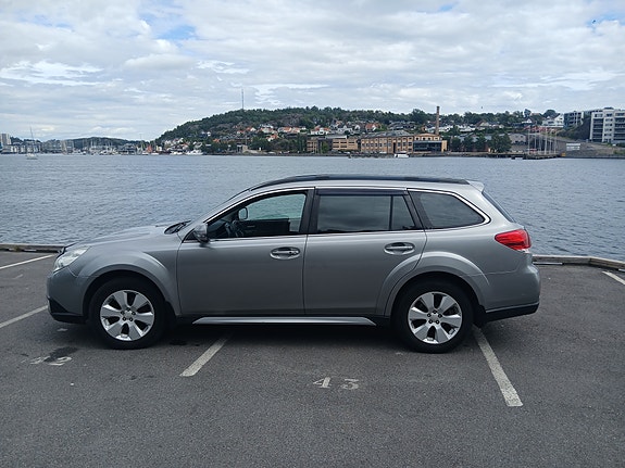 Subaru Legacy Outback 3 of 14