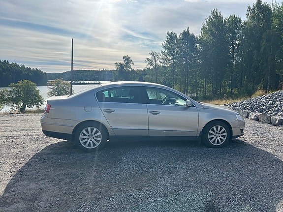 Volkswagen Passat 2 of 5