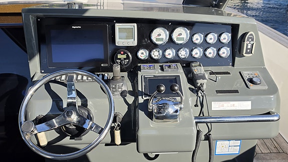 Fjord 40 Open | IPS | Joystick | Eber | 2 x Raymarine | Anker foran og bak 13 of 25