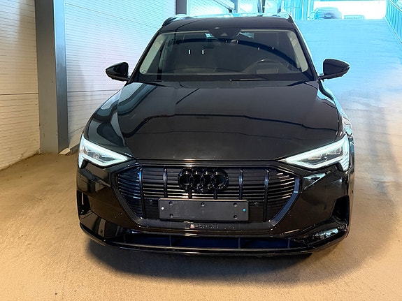 Audi e-tron 3 of 5