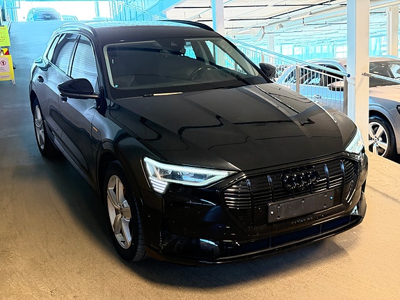 Audi e-tron 4 of 5