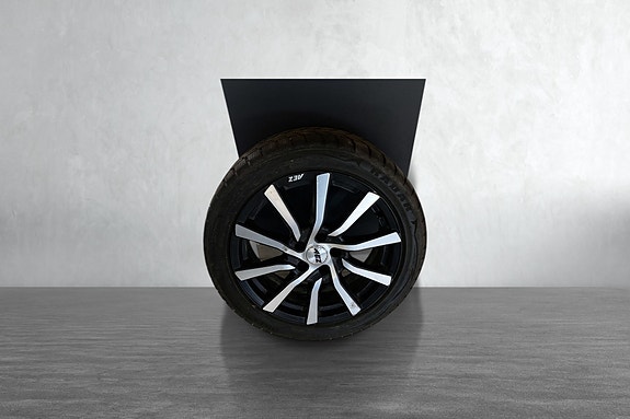 Sorte lettmetallfelger med blank finish og moderne design.