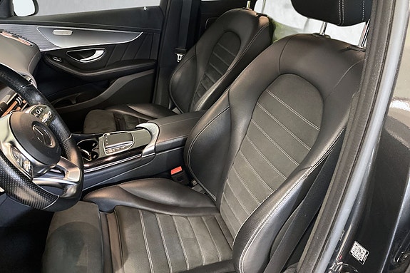Komfortable seter i ARTICO man-made leather med korsryggstøtte.