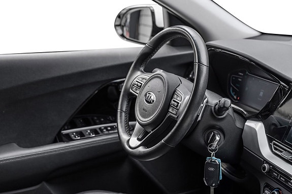Oversiktlig instrumentpanel med startknapp og intuitiv infotainment.
