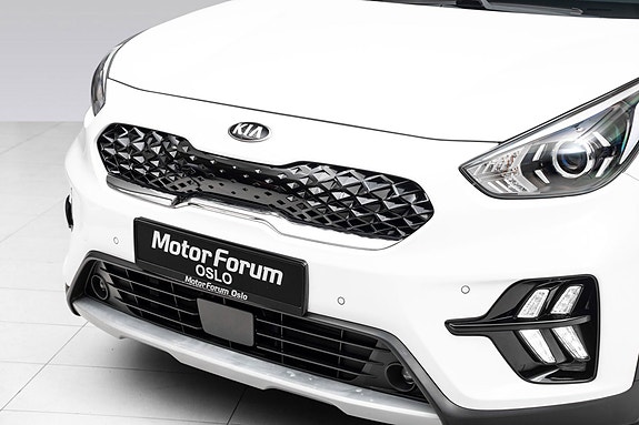Tøff black grille og avanserte LED-hovedlys gir særpreg.