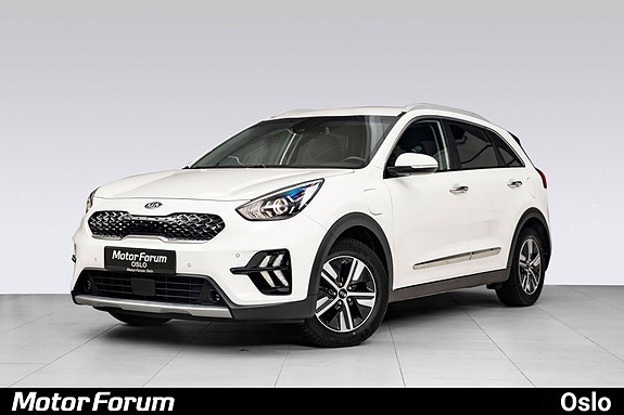 Elegant hvit SUV med karakteristisk grill og skarpe LED-lys.