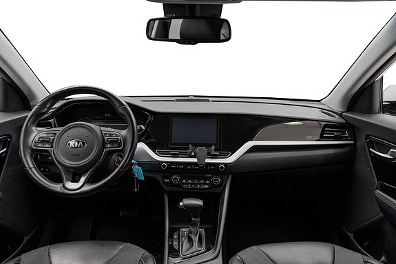 Førerfokusert cockpit med touchscreen infotainment og moderne girspake.