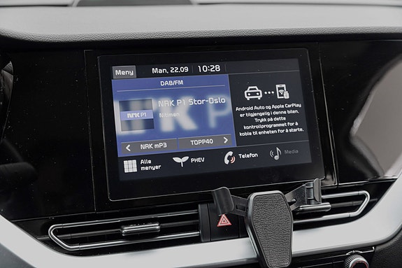 Interaktiv touchscreen med navigasjon og tilpassbare kjøremodusvalg.