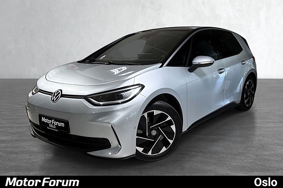 Elektrisk hatchback i stilig grå med unike felger og LED-lys.