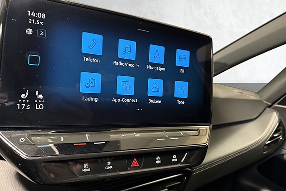 Brukervennlig infotainmentsystem med trådløs Apple CarPlay og Android Auto.