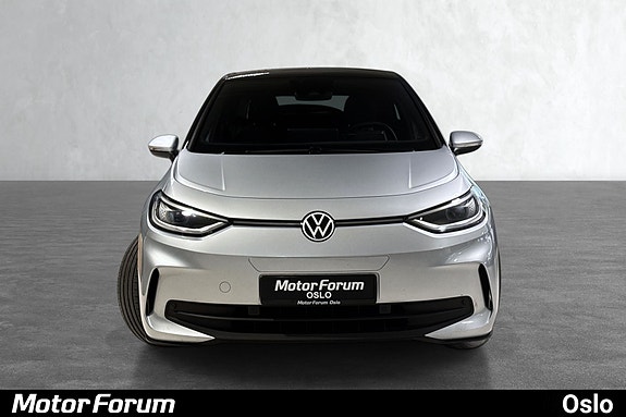 Moderne elbil med skarpt frontdesign og effektiv LED-belysning.