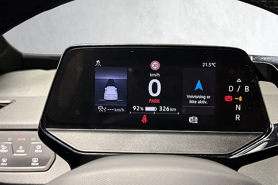 Digital speedometer og batteristatus for oversiktlig kjøreopplevelse.