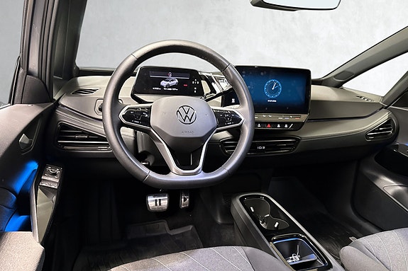 Moderne cockpit med intuitiv førerplass og høyteknologiske skjermer.