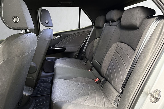 Baksete med ISOFIX for barn og komfortabel tekstiltrekk.