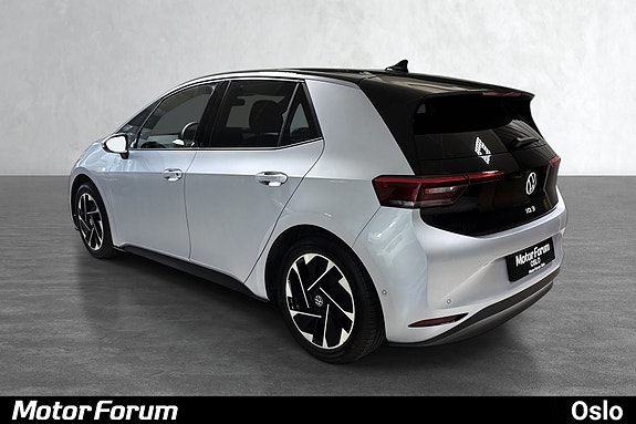 Velutstyrt bakside med parkeringssensorer og markant design.