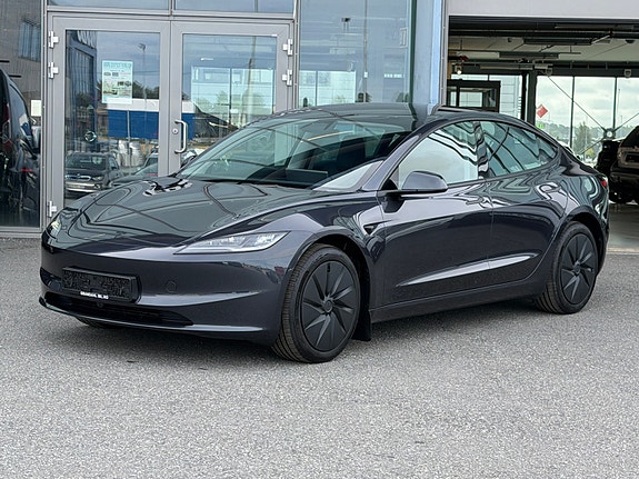 Tesla Model 3 4 of 5