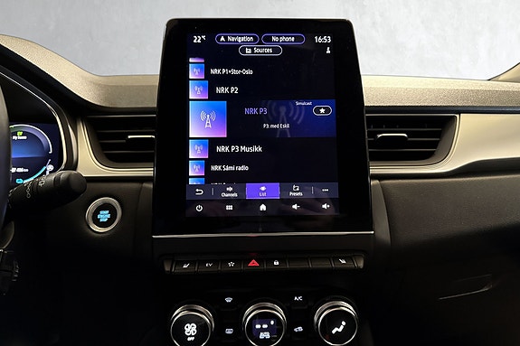 Infotainment med navigasjon, media og smarte tilkoblingsmuligheter.