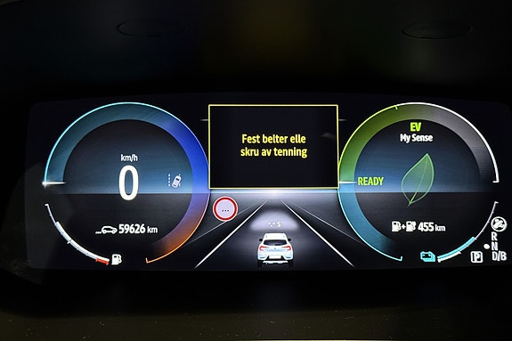 Oversiktlig digital hastighetsmåler med energiinformasjon og navigasjon.