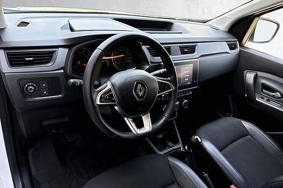 Moderne cockpit med førerfokus og brukervennlig digitalt instrumentpanel.