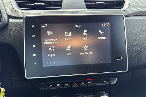 Fullt utstyrt infotainmentsystem med apper og smarte tilkoblingsmuligheter.