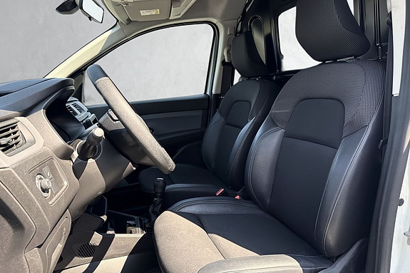 Komfortabel førerplass med ergonomiske seter og oversiktlig dashbord.
