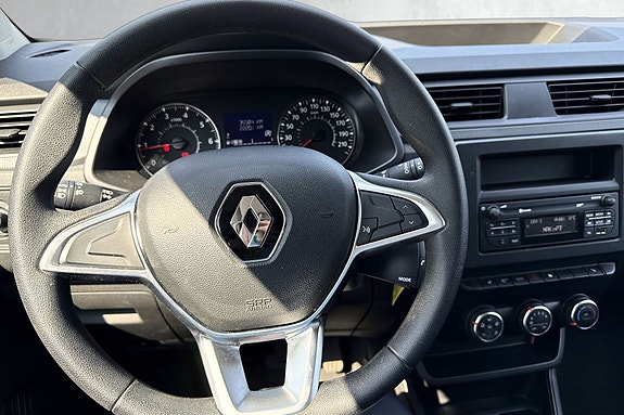 Intuitiv cockpit med multifunksjonelt ratt og moderne instrumentering.