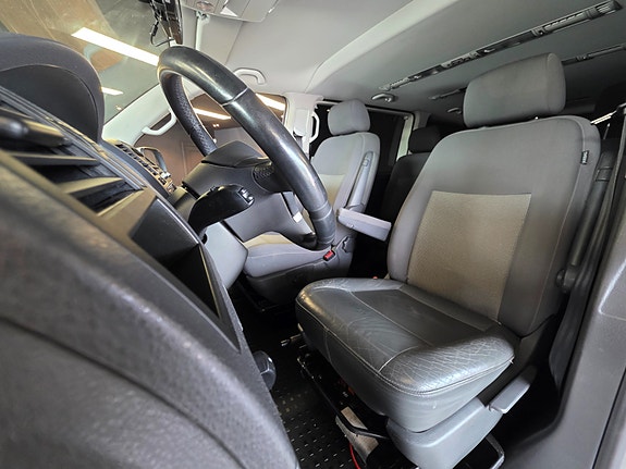 Volkswagen Caravelle 8 of 20