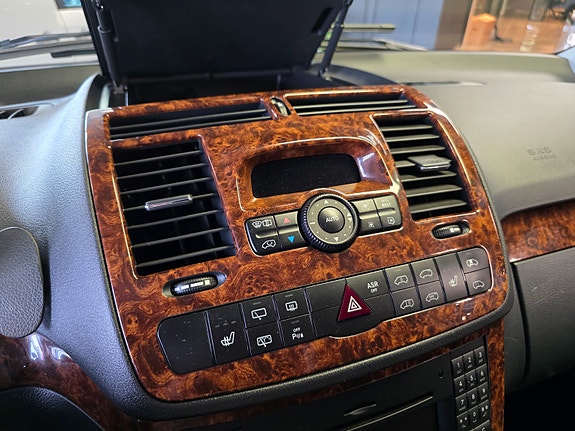 Mercedes-Benz Viano 21 of 28