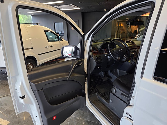 Mercedes-Benz Viano 7 of 28