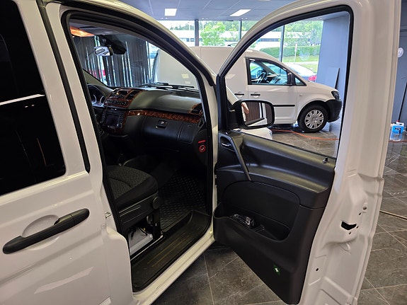 Mercedes-Benz Viano 9 of 28