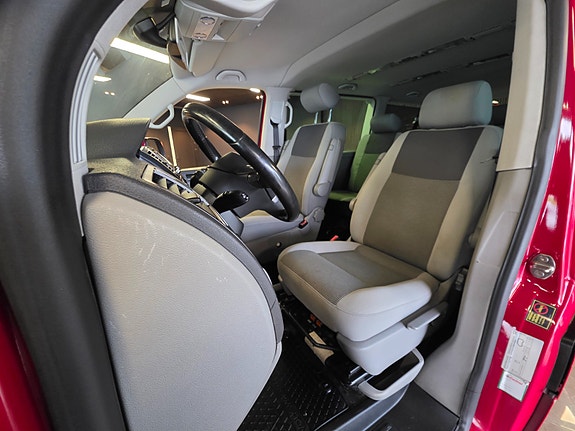 Volkswagen Caravelle 8 of 25