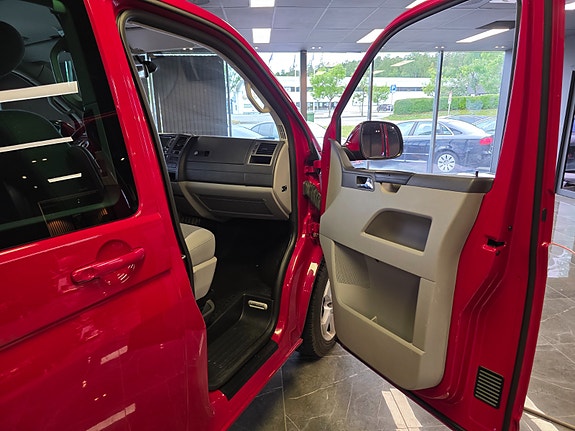 Volkswagen Caravelle 9 of 25