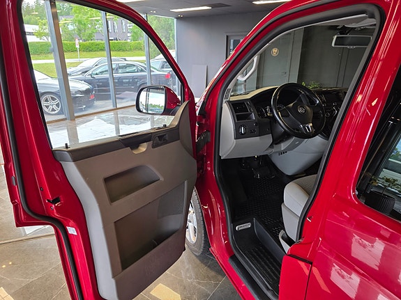 Volkswagen Caravelle 7 of 25