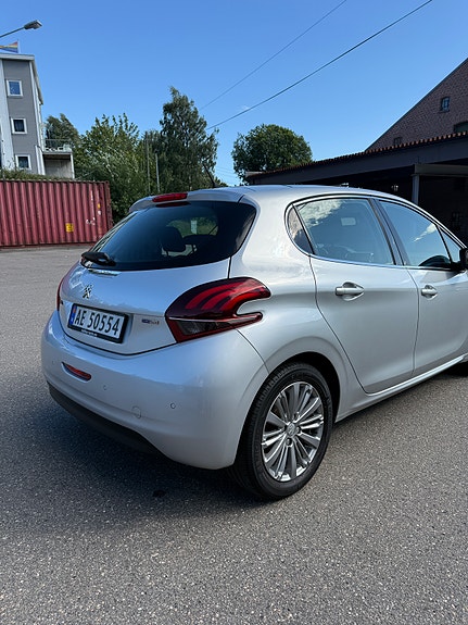 Peugeot 208 3 of 5