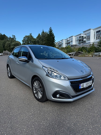 Peugeot 208 2 of 5
