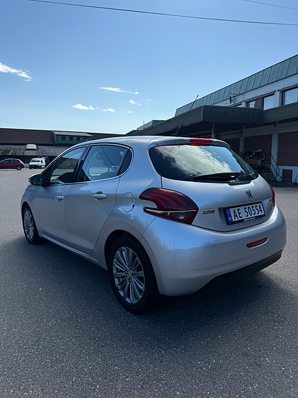 Peugeot 208 4 of 5