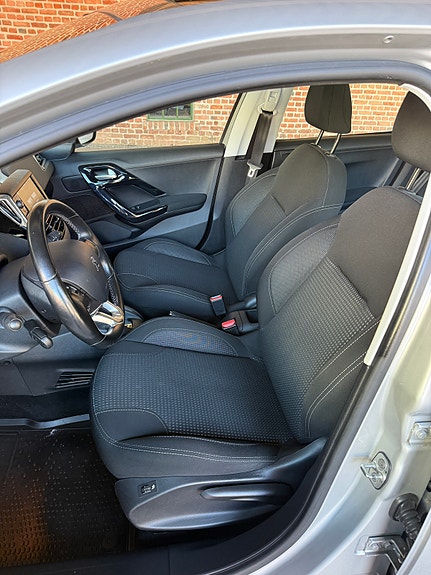 Peugeot 208 22 of 25