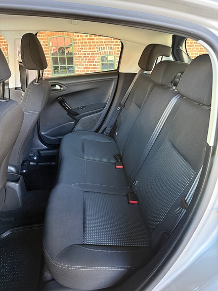 Peugeot 208 23 of 25