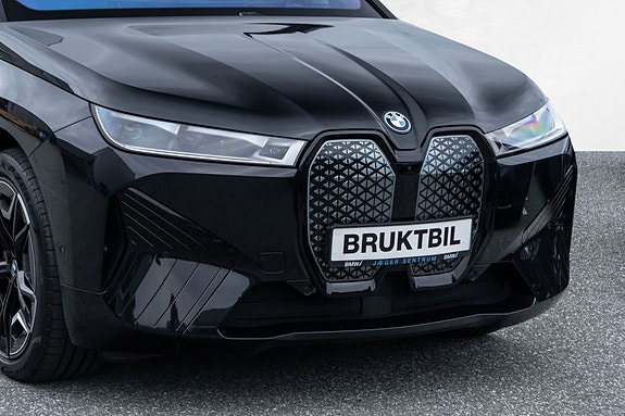 BMW iX 2 of 5
