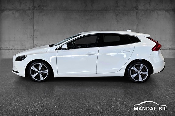 Volvo V40 12 of 30