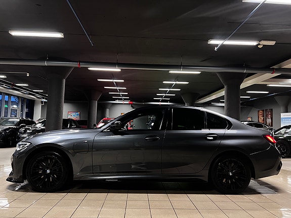 BMW 330e 2 of 5