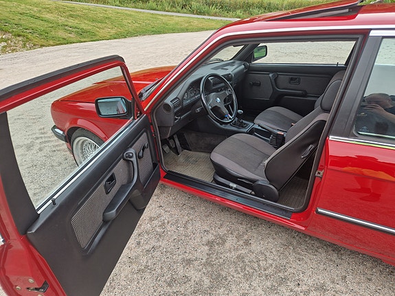 BMW 325i 7 of 30