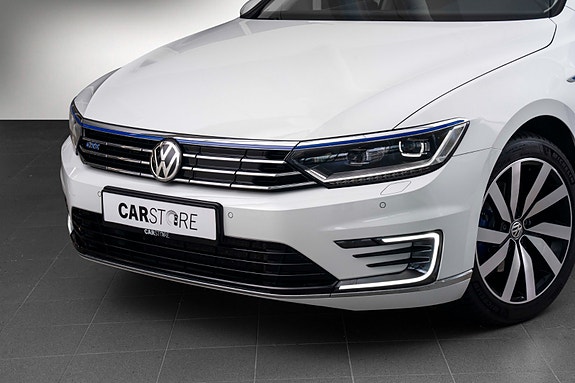 Volkswagen Passat 2 of 5