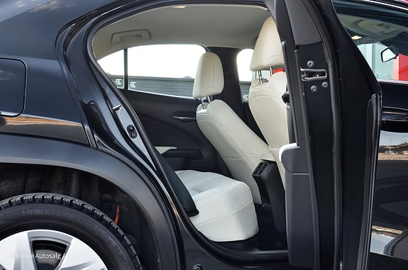Lexus UX300e 26 of 28