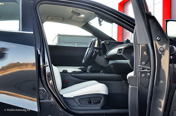 Lexus UX300e 12 of 28