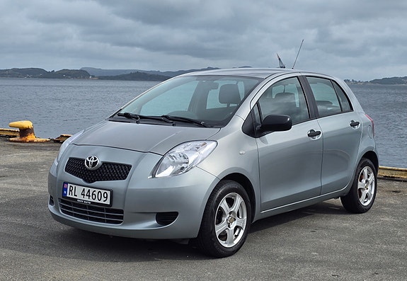 Toyota Yaris 3 of 23